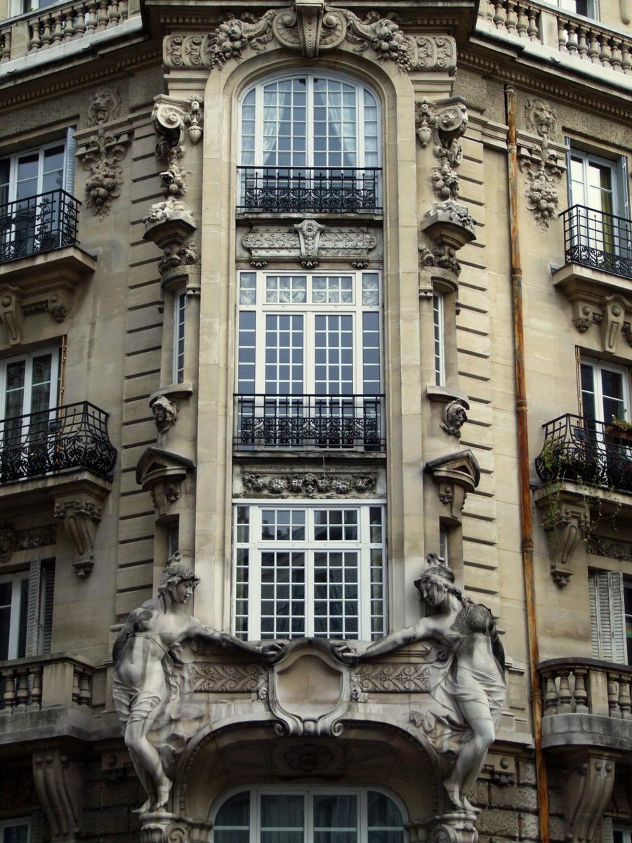 Fiche média no. 79923 Paris 10 ème arrondissement - Immeuble du 16 rue d'Abbeville construit en 1899 par l'architecte Georges Massa. Sculptures d'Alexandre Chapuy