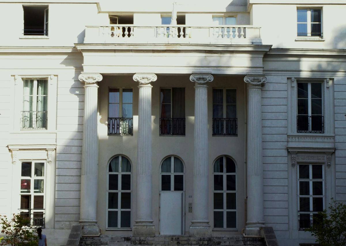 Paris - 10ème arrondissement - Hôtel Benoît de Saint-Paulle - Logis - Façade sur cour Paris - 10 ème arrondissement - Hôtel Benoît de Saint-Paulle - Logis - Façade sur cour