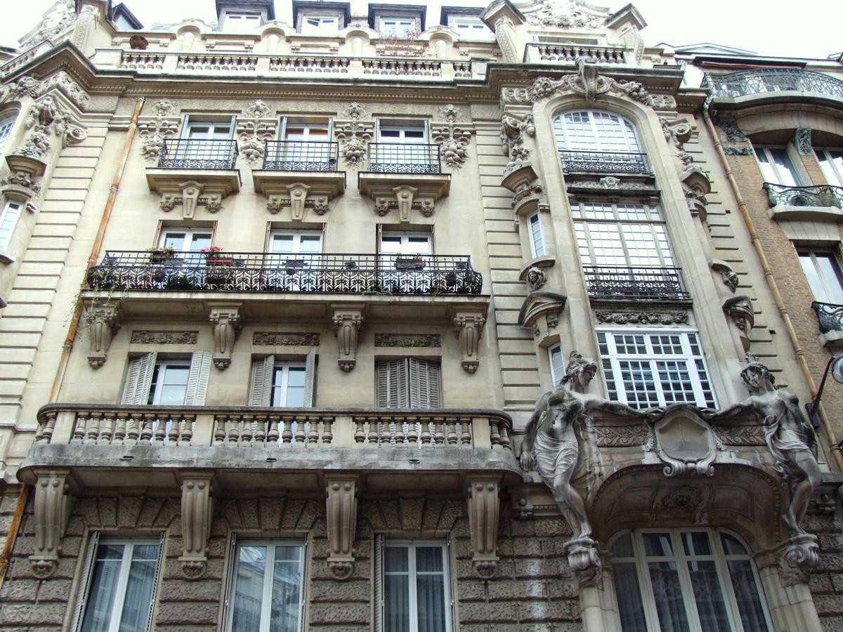 Fiche média no. 79924 Paris 10 ème arrondissement - Immeuble du 16 rue d'Abbeville construit en 1899 par l'architecte Georges Massa. Sculptures d'Alexandre Chapuy