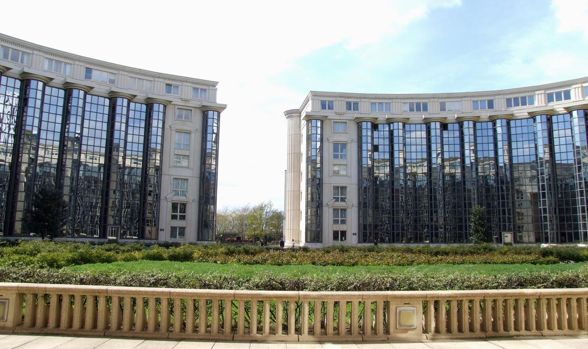 Paris - Immeuble Les Echelles du Baroque - Les Colonnes - Vue de la place de Séoul, vers l'entrée côté rue Vercingétorix 