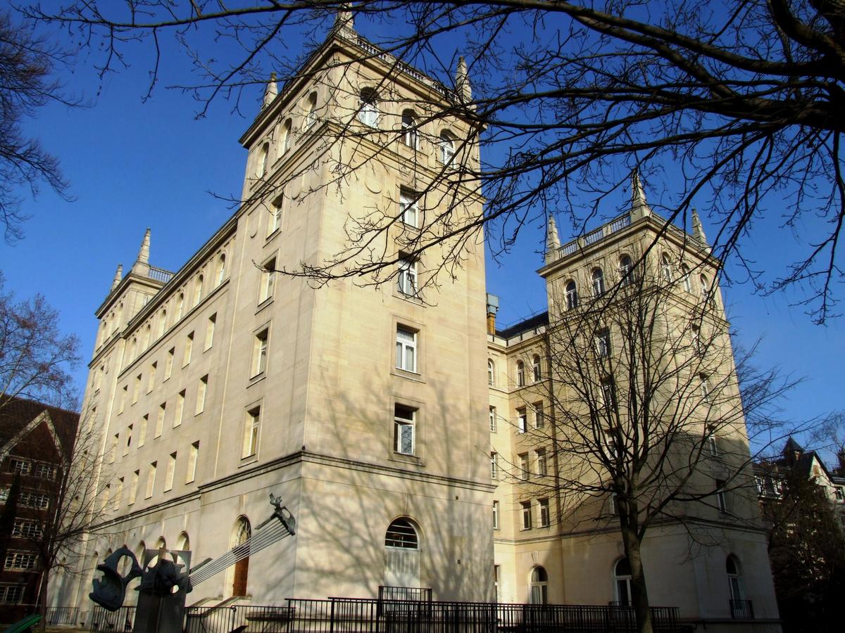 Cité Internationale Universitaire de Paris - Collège d'Espagne à côté du collège Franco-Britannique 