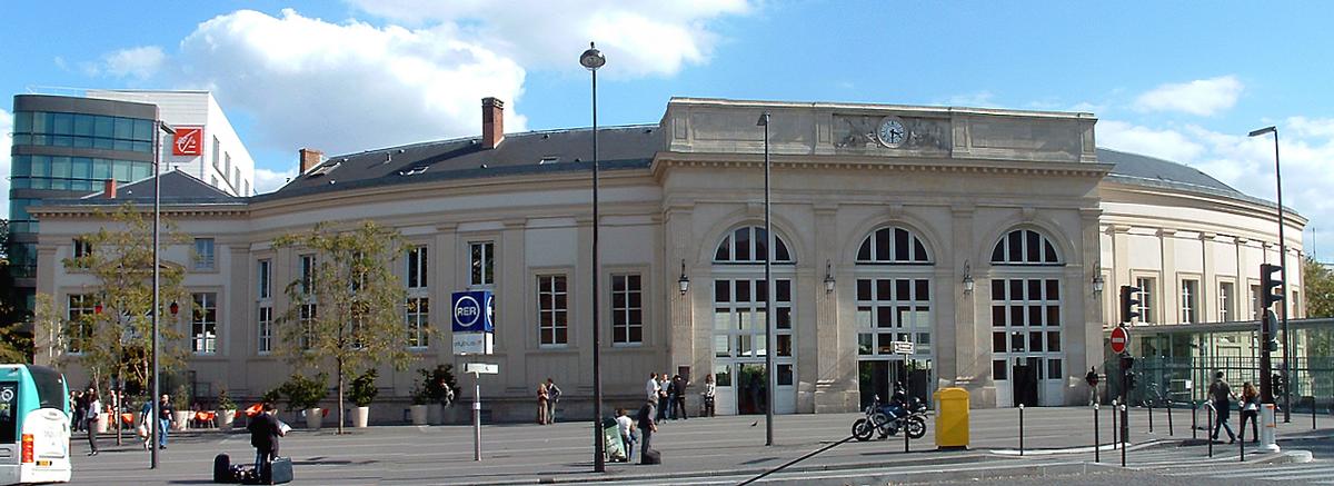Paris 14ème arrondissement - Gare Denfert-Rochereau sur la place Denfert-Rochereau Paris 14 ème arrondissement - Gare Denfert-Rochereau sur la place Denfert-Rochereau