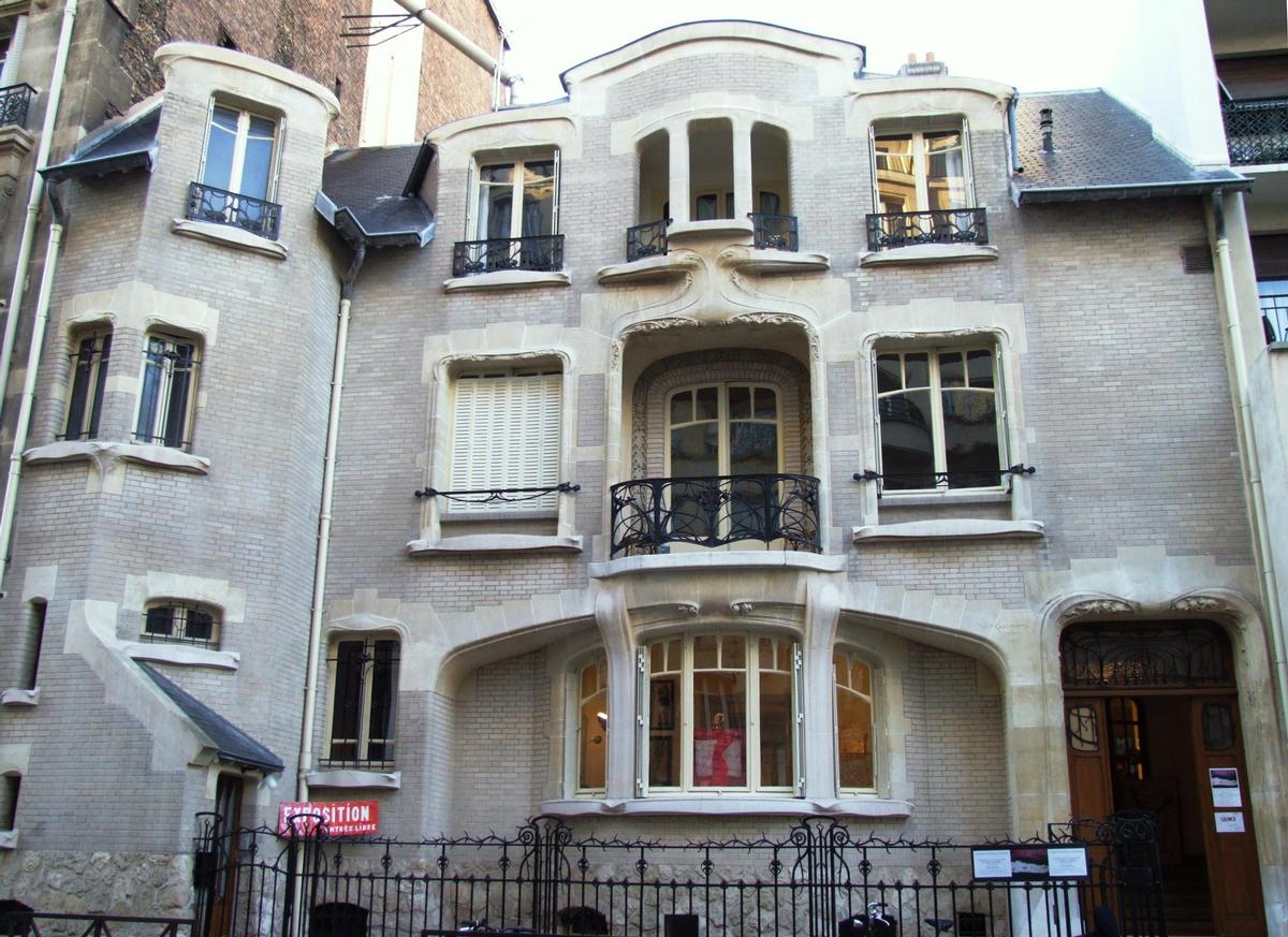 Paris 16ème arrondissement - Hôtel Mezza construit par Hector Guimard en 1909 au 60 rue La Fontaine Paris 16 ème arrondissement - Hôtel Mezza construit par Hector Guimard en 1909 au 60 rue La Fontaine