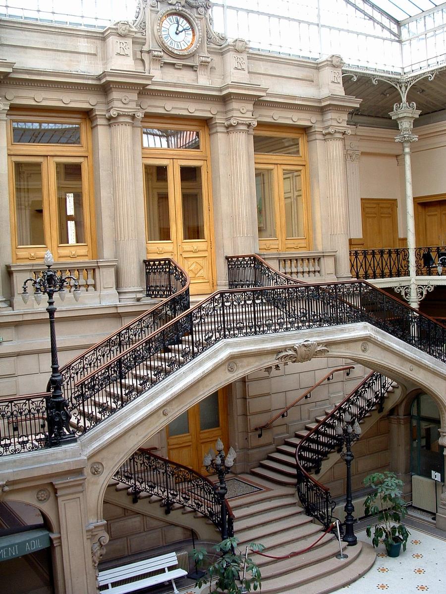 Paris - Mairie du 18ème arrondissement - Cour intérieure - Escalier 