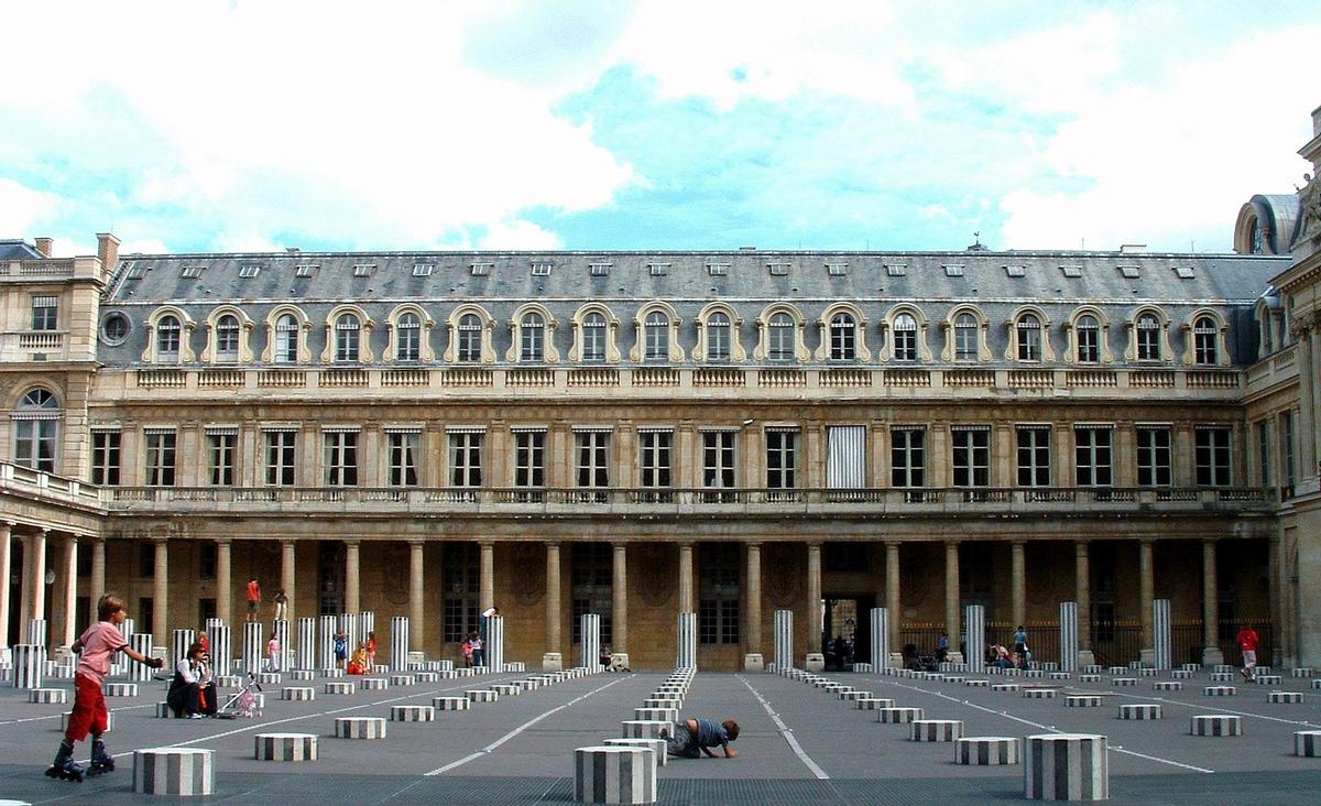 Paris - Palais-Royal - Cour d'honneur - Galerie des Proues de Jacques Lemercier - Au premier plan une piste pour patins à roulettes 