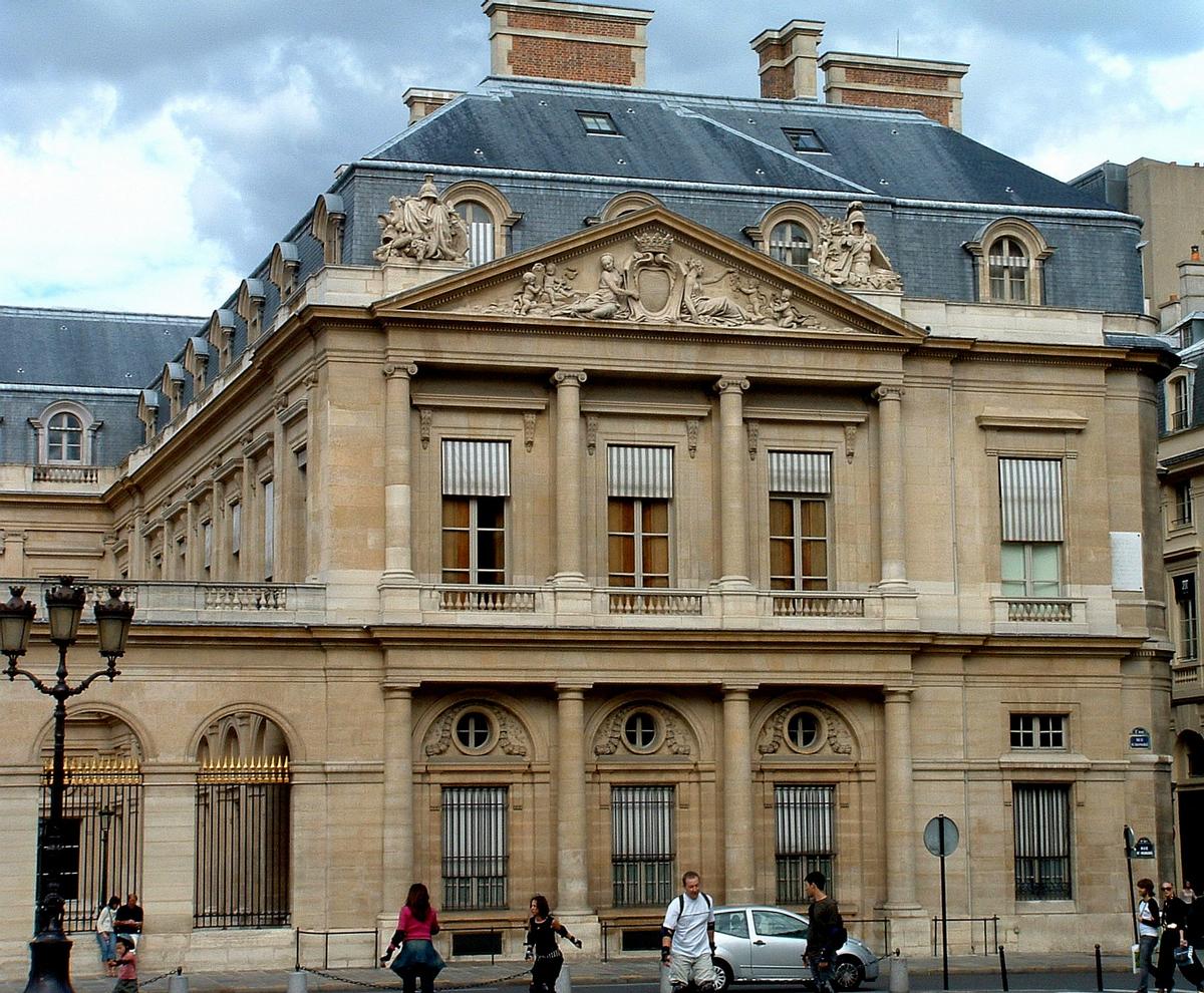 Paris - Palais-Royal Pavillon et galerie sur la cour de l'Horloge côté Est (architecte Moreau-Desproux en 1766-1770) - Place du Palais-Royal