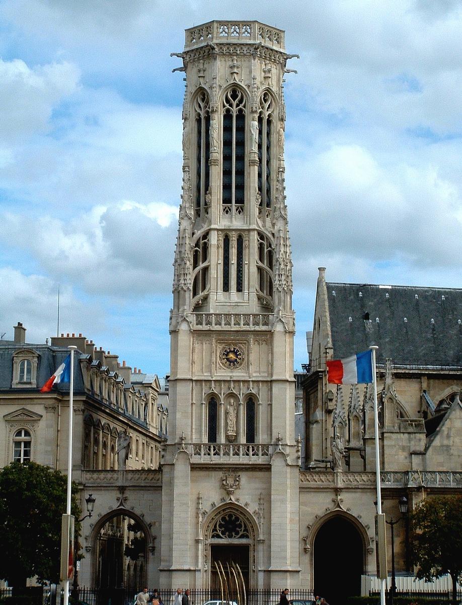 Paris - Beffroi Architecte: Théodore Ballu, construit de 1858 à 1862, place du Louvre, vu de l'église Saint-Germain-l'Auxerrois