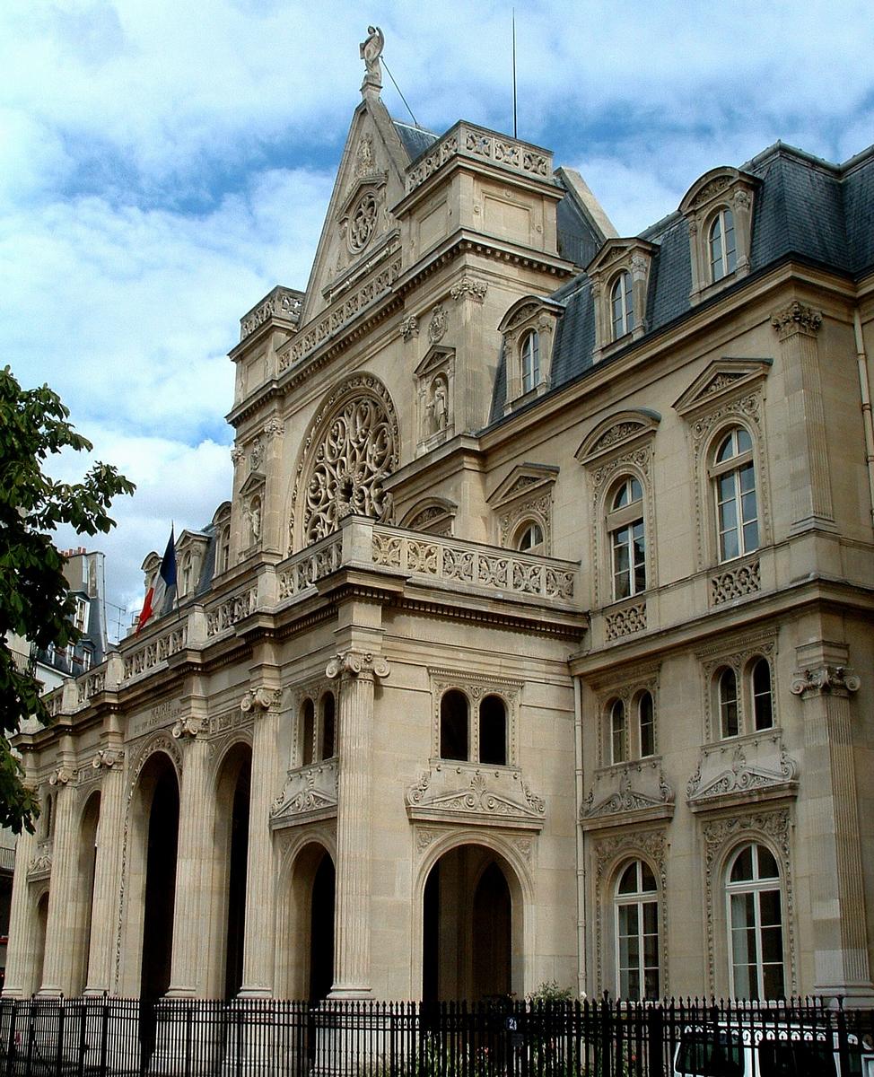 Paris - Mairie du 1er arrondissement Architecte: Jacques-Ignace Hittorff. Construit de 1858 à 1860, 4, place du Louvre