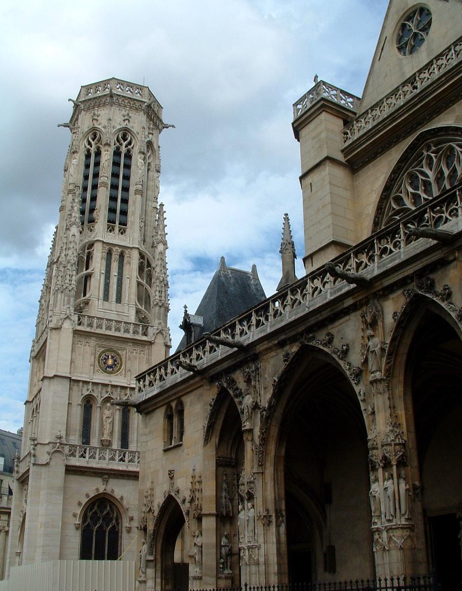 Paris - Beffroi Architecte: Théodore Ballu, construit de 1858 à 1862, place du Louvre, vu de l'église Saint-Germain-l'Auxerrois