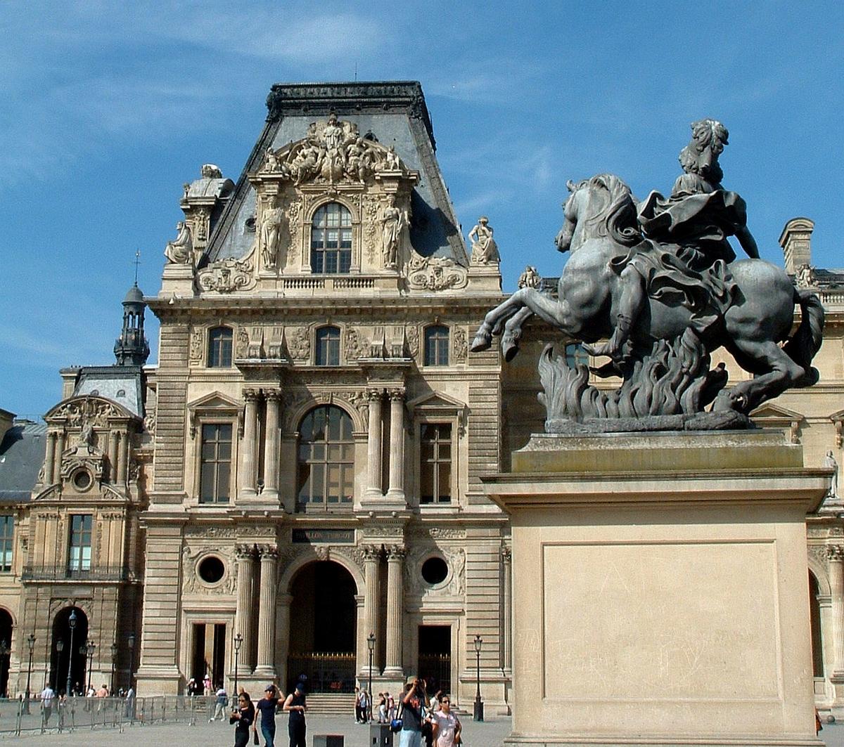 Palais du Louvre - Aile Richelieu Pavillon Turgot et copie de la statue de Louis XIV par Le Bernin
