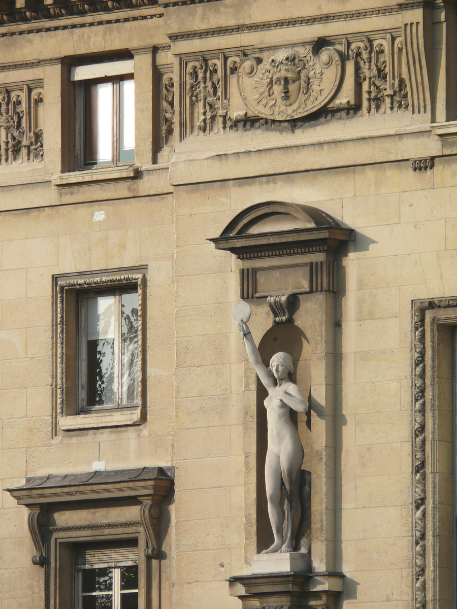 Fiche média no. 151672 Paris 1 er arrondissement - Palais de Justice - Tribunal correctionnel - Façade sur la Seine, quai des Orfèvres - Statue allégorique représentant la Vérité