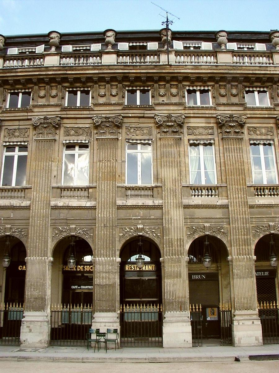Paris - Palais Royal - Façade des immeubles entourant le jardin 