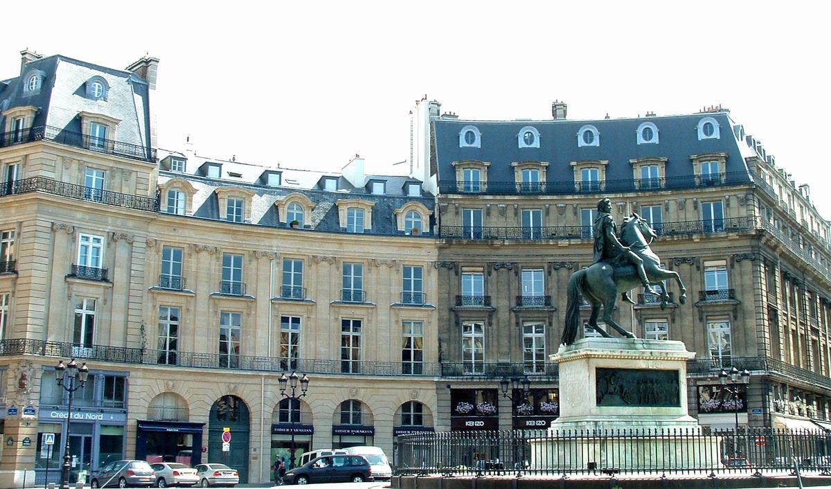 Place des Victoires - Les bâtiments d'origine et leurs transformations au cours du temps. La statue de Louis XIV au centre de la place 