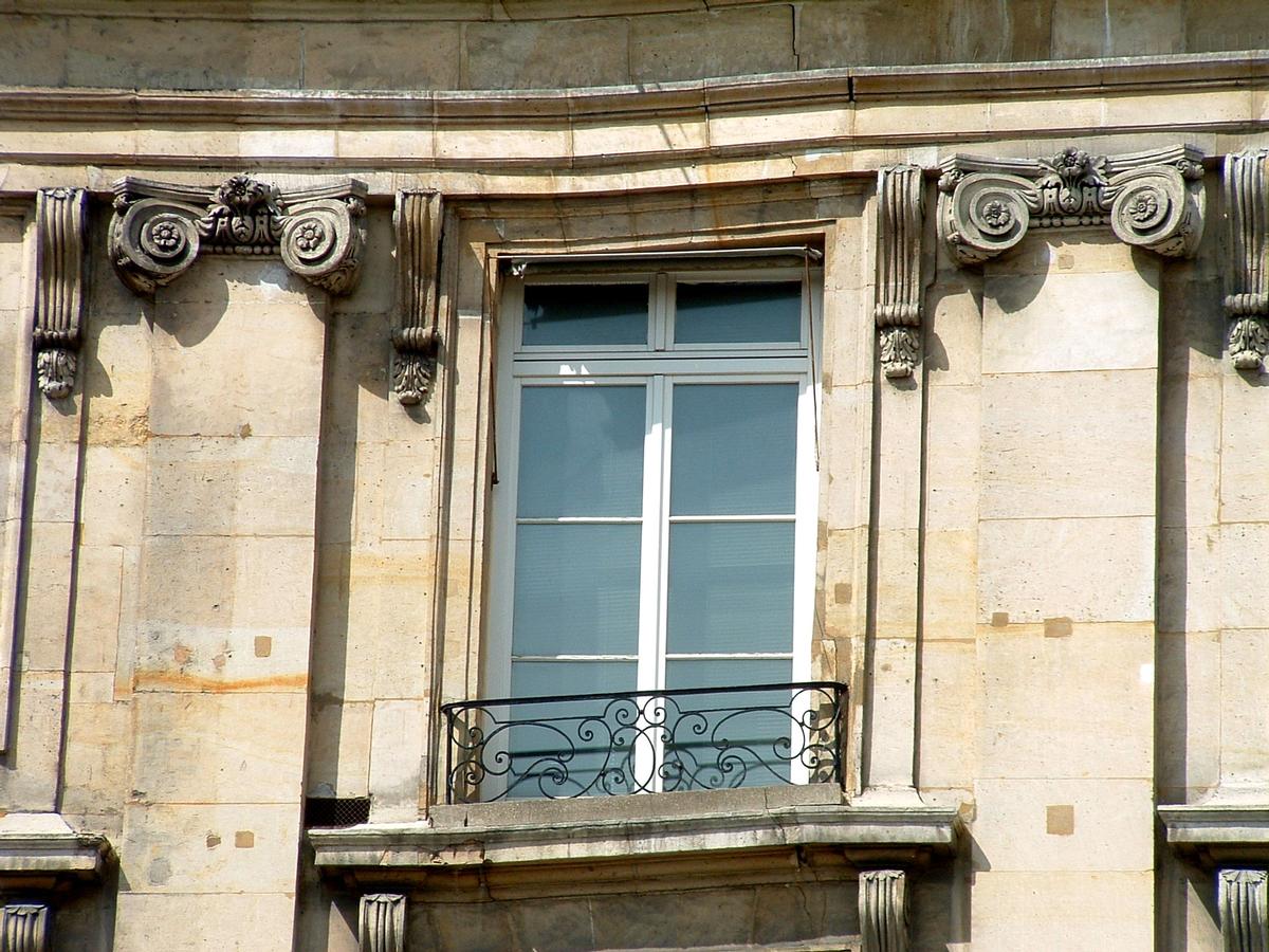 Place des Victoires - Fenêtre - Détail 