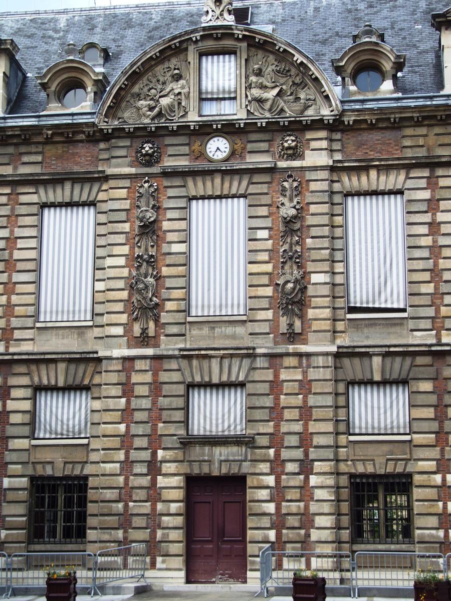 Bibliothèque Nationale de France - Site Richelieu Hôtel Duret de Chevry (ou Tubeuf) rue des Petits-Champs - 1635 - Façade sur cour - Détail
