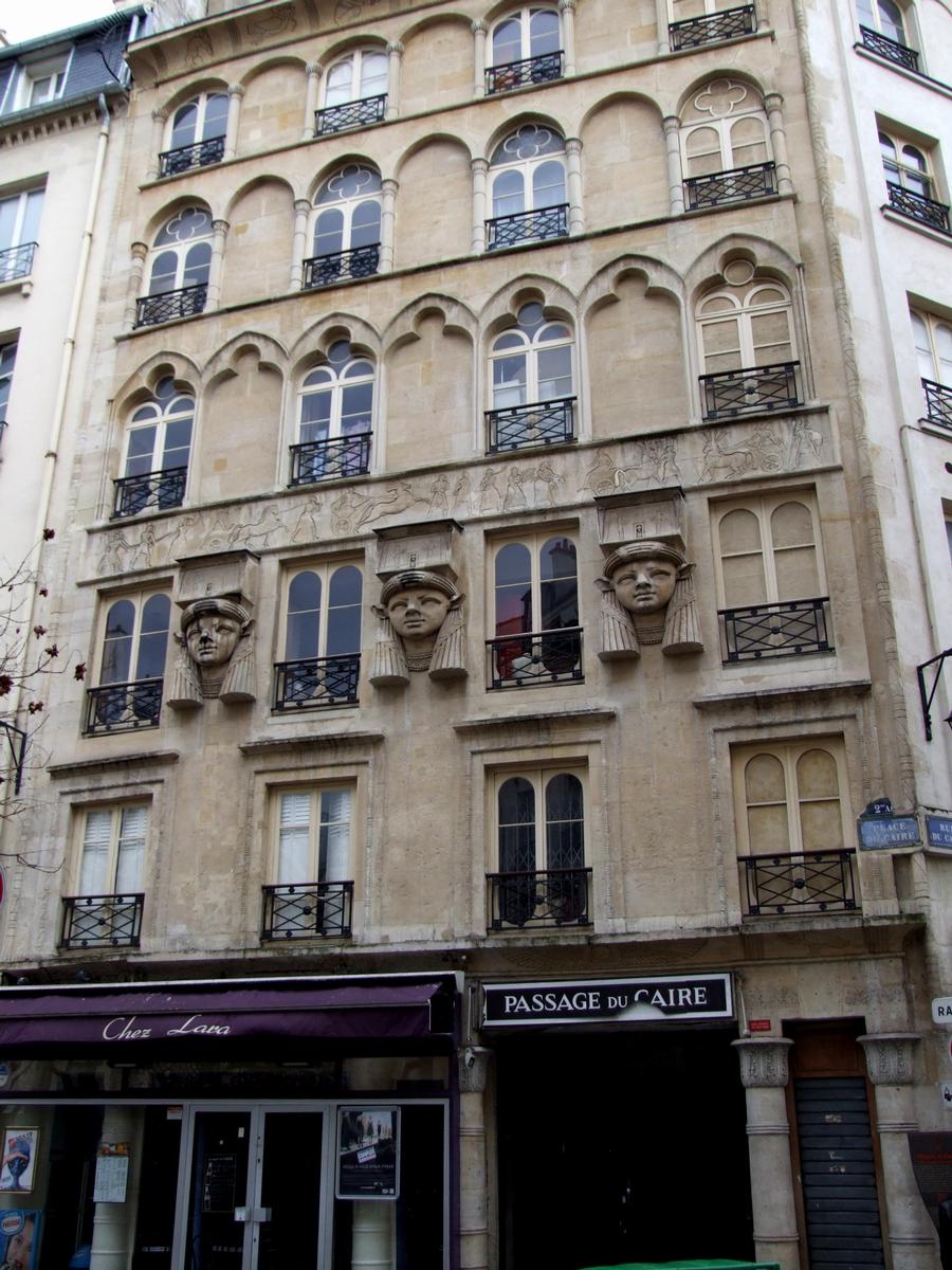 Fiche média no. 78198 Paris 2 ème arrondissement - Immeube 2 place du Caire - Façade de l'immeuble avec l'entrée du passage du Caire. Les niveaux inférieurs sont construits à l'égyptienne rappelant l'entrée de Bonaparte au Caire, les niveaux supérieurs sont néo-gothiques