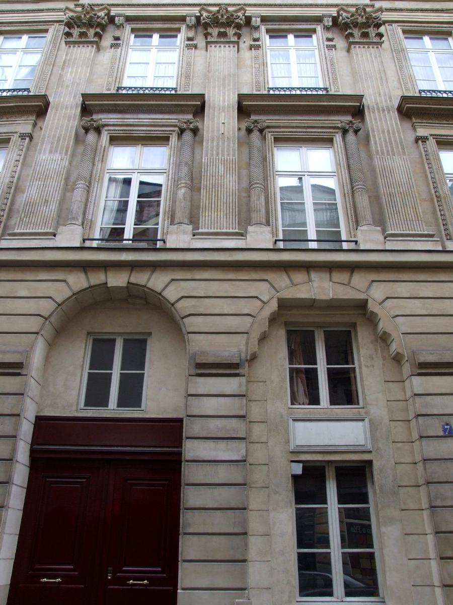Fiche média no. 78312 Paris 2 ème arrondissement - Hôtel construit par l'architecte et sculpteur Thomas Gobert pour lui-même en 1669, 7 rue du Mail. La façade a été modifiée en 1857 (encadrement des fenêtres)