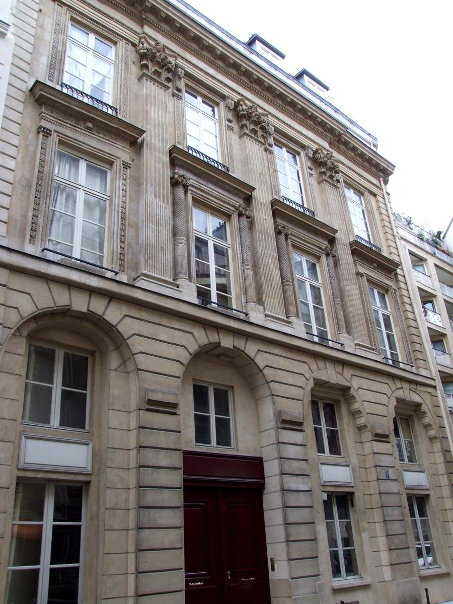 Fiche média no. 78311 Paris 2 ème arrondissement - Hôtel construit par l'architecte et sculpteur Thomas Gobert pour lui-même en 1669, 7 rue du Mail. La façade a été modifiée en 1857 (encadrement des fenêtres)