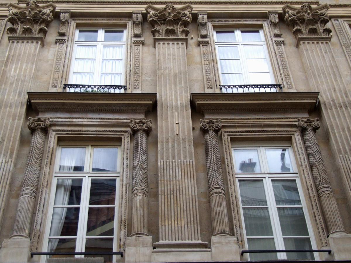 Fiche média no. 78313 Paris 2 ème arrondissement - Hôtel construit par l'architecte et sculpteur Thomas Gobert pour lui-même en 1669, 7 rue du Mail. La façade a été modifiée en 1857 (encadrement des fenêtres) - Détail