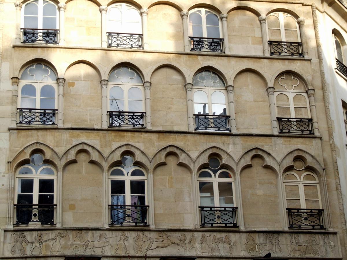 Paris 2ème arrondissement - Immeube 2 place du Caire - Façade de l'immeuble. Les niveaux supérieurs néo-gothiques Paris 2 ème arrondissement - Immeube 2 place du Caire - Façade de l'immeuble. Les niveaux supérieurs néo-gothiques
