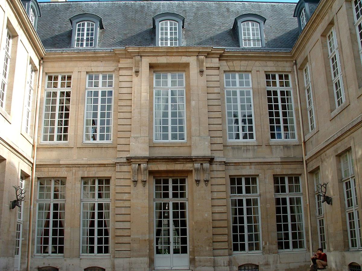 Fiche média no. 25689 Paris - Hôtel de Guénégaud (architecte: François Mansart) construit de 1652 à 1655 - Musée de la Chasse et de la Nature - 60, rue des Archives - Façade sur cour