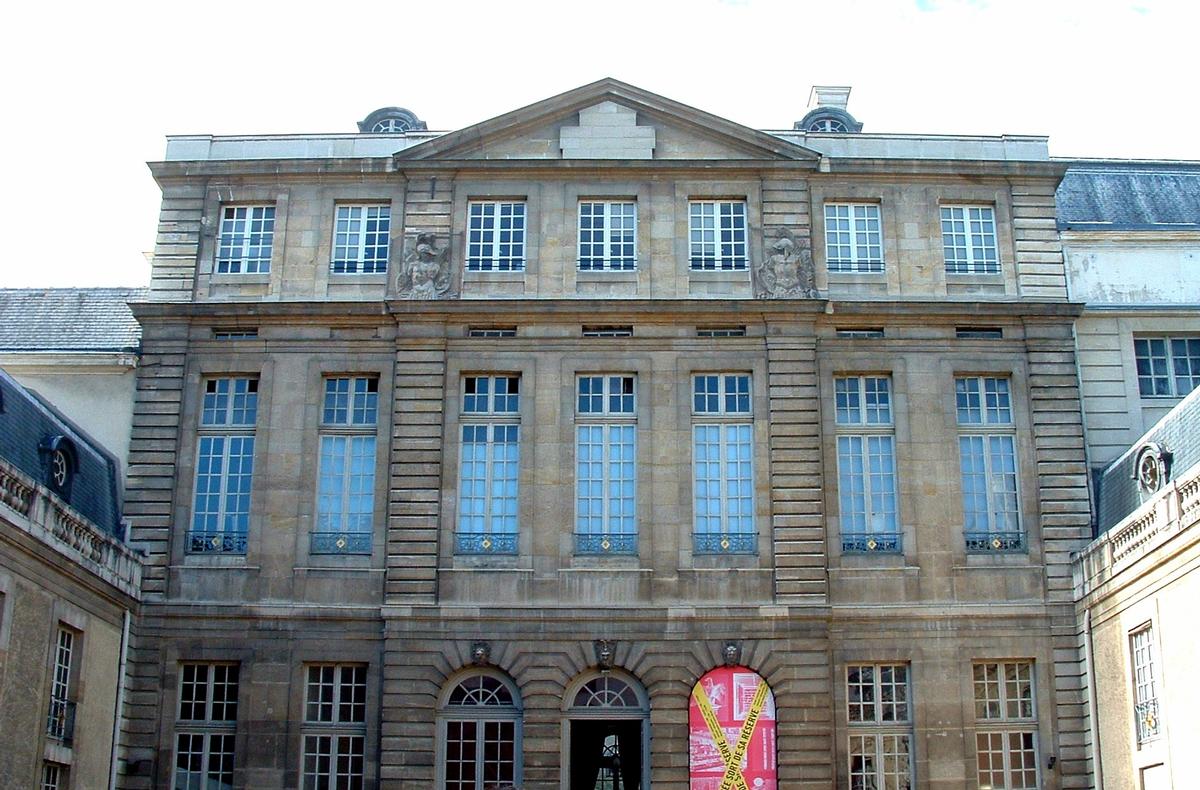 Paris - Archives Nationales - Hôtel de Rohan (architectes: Pierre-Alexis Delamair) construit de 1705 à 1708 - Façade sur cour 