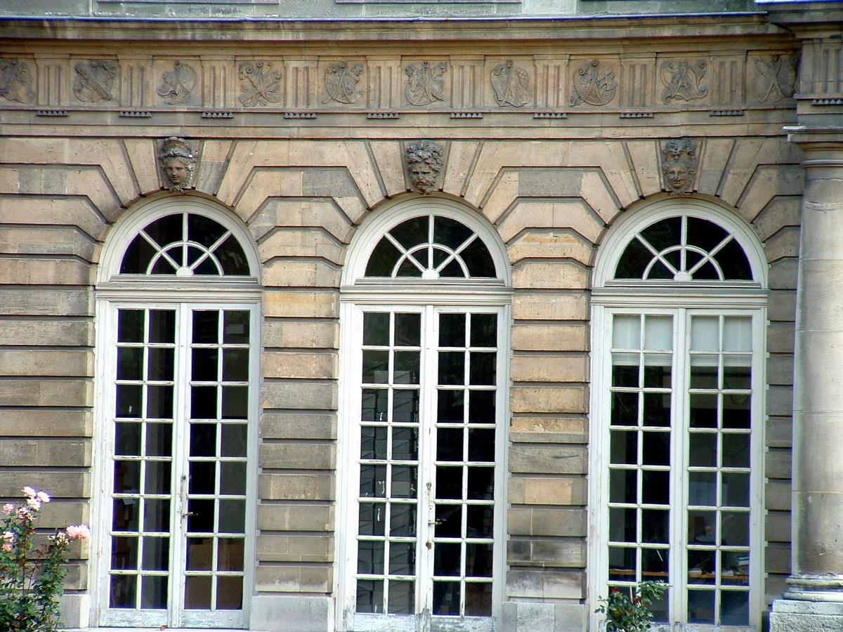 Paris - Archives Nationales - Hôtel de Rohan Architectes: Pierre-Alexis Delamair, construit de 1705 à 1708 - 87, rue Vieille-du-Temple - Façade sur jardin - Détail de la décoration