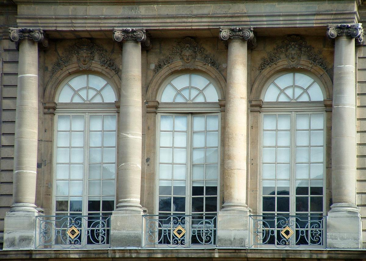 Paris - Archives Nationales - Hôtel de Rohan Architectes: Pierre-Alexis Delamair, construit de 1705 à 1708 - 87, rue Vieille-du-Temple - Façade sur jardin - Détail de la décoration de l'avant-corps central