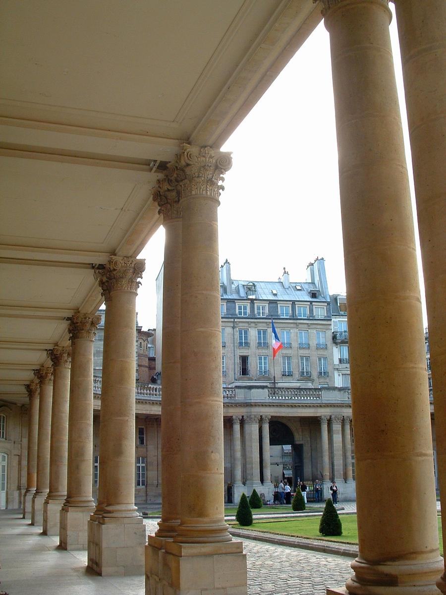 Paris - Musée de l'Histoire de France - Hôtel de Soubise Architecte: Pierre-Alexis Delamair. Construit de 1705 à 1709 - 60, rue des Francs-Bourgeois - Péristyle et entrée