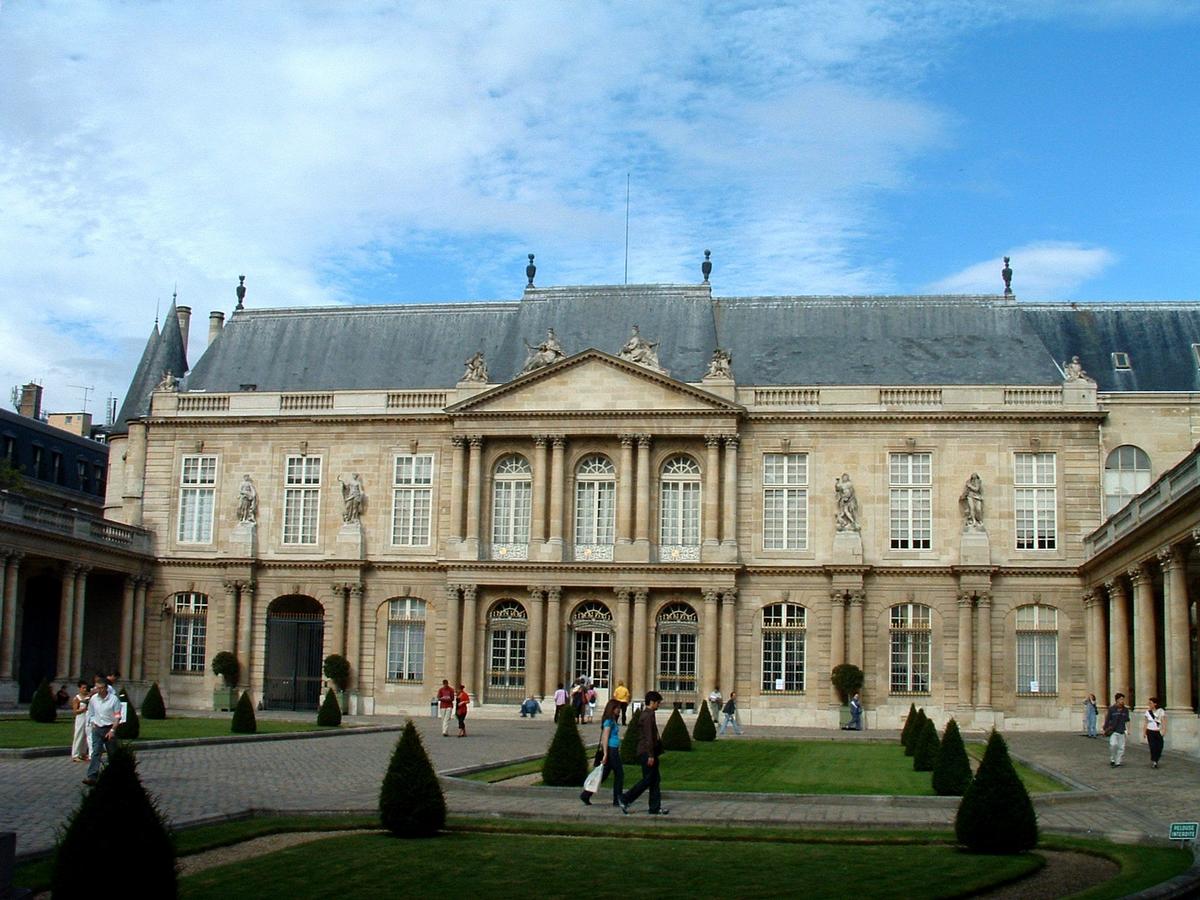 Paris - Musée de l'Histoire de France - Hôtel de Soubise Architecte: Pierre-Alexis Delamair. Construit de 1705 à 1709 - 60, rue des Francs-Bourgeois - Façade sur la cour d'honneur