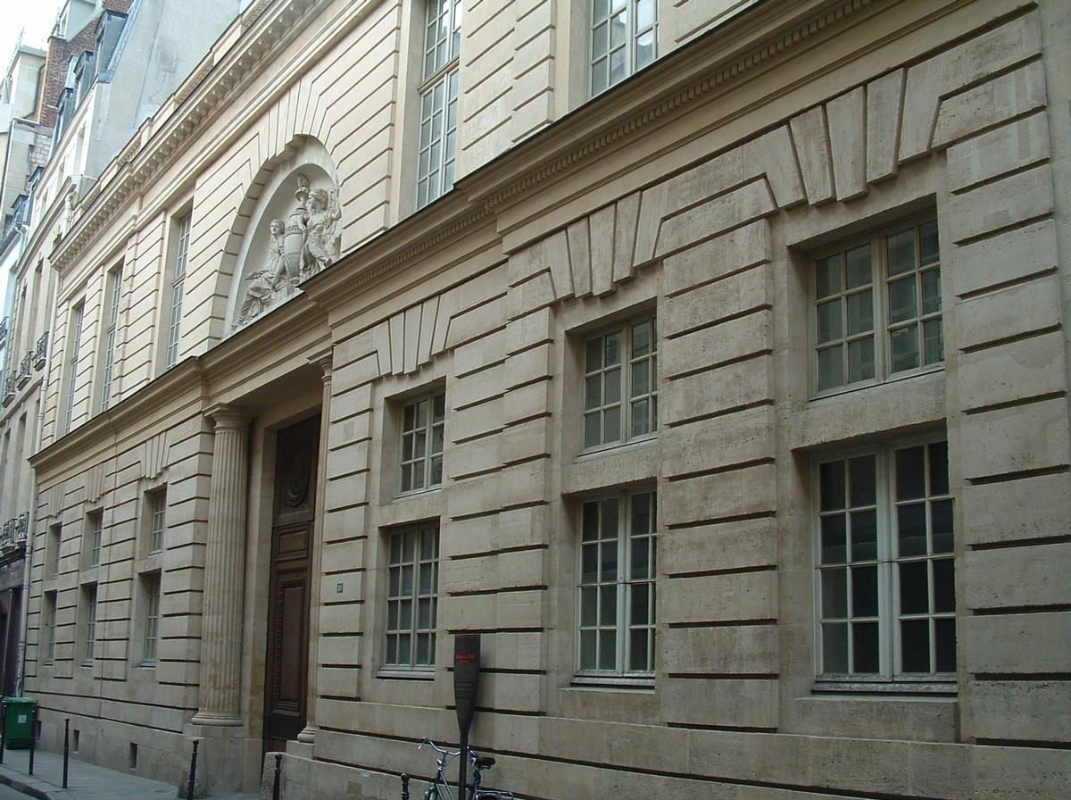 Paris - Hôtel d'Hallwyll (architecte: Claude-Nicolas Ledoux) construit de 1766 à 1767 - 28, rue Michel-le-Comte - Façade sur la rue 
