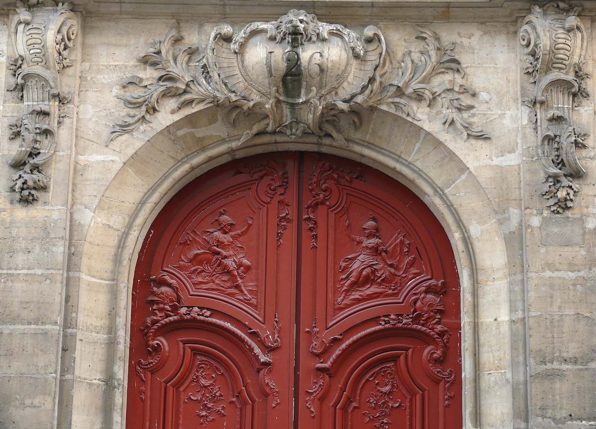Fiche média no. 138145 Paris 3 ème arrondissement - Hôtel d'Hozier - Portail décoré par le sculpteur Antoine Fauquière avec des vantaux représentant Mars et Minerve