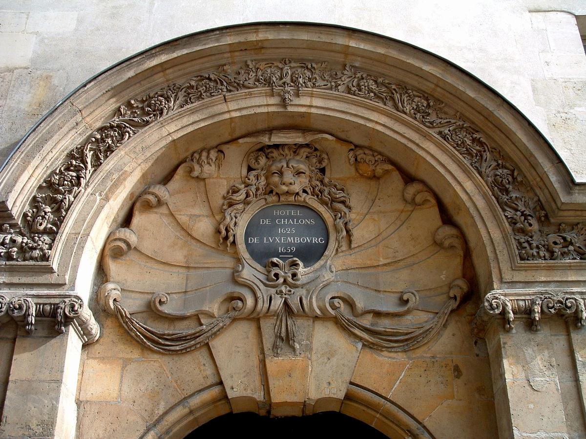 Paris - Hôtel de Châlon-Luxembourg - Détail du portail sur la rue Geoffroy-l'Asnier 