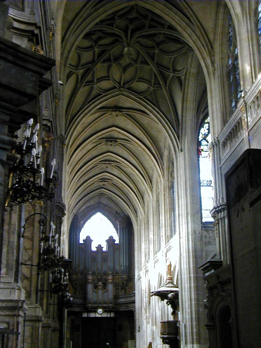 Paris - Eglise Saint-Merri - Vaisseau central vu du choeur 