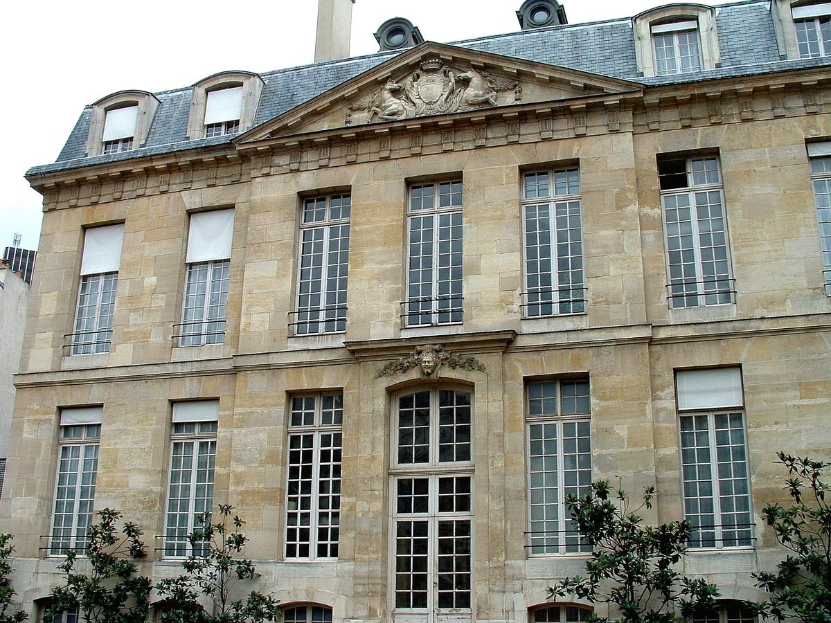 Paris - Hôtel Le Brun (49, rue du Cardinal-Lemoine) - par l'architecte Germain Boffrand (1700) 
