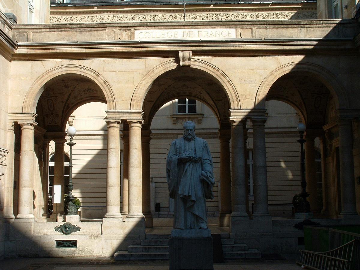 Paris - Collège de France - Cour vers la rue Saint-Jacques avec la statue de Guillaume Budé construite par Paul Letarouilly en 1831-1832 