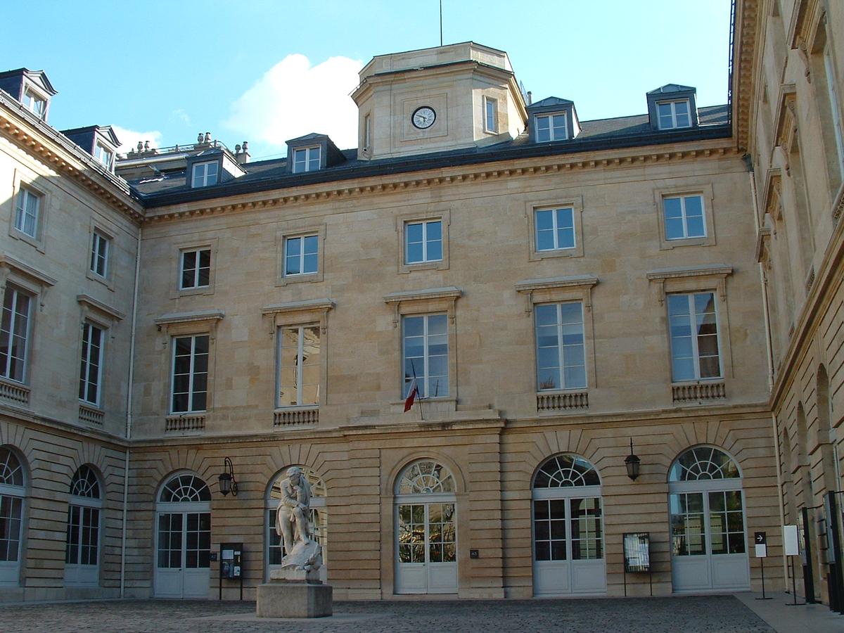 Paris - Collège de France - Cour vers la rue des Ecoles construite par Chalgrin en 1774-1780 