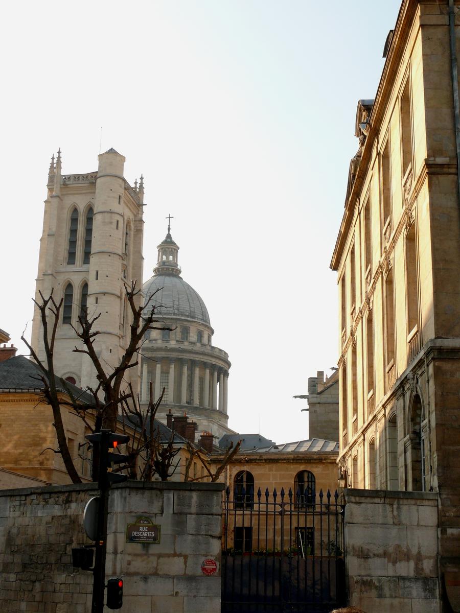 Fiche média no. 105122 Paris - 5 ème arrondissement - Lycée Henri IV - La tour Clovis, l'ancien clocher de l'église abbatiale et le Panthéon en arrière-plan