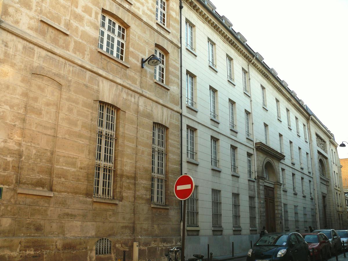 Fiche média no. 105139 Paris - 5 ème arrondissement - Congrégation du Saint-Esprit - Façade sur la rue Lhomond - A gauche le bâtiment à l'angle de la rue Rataud