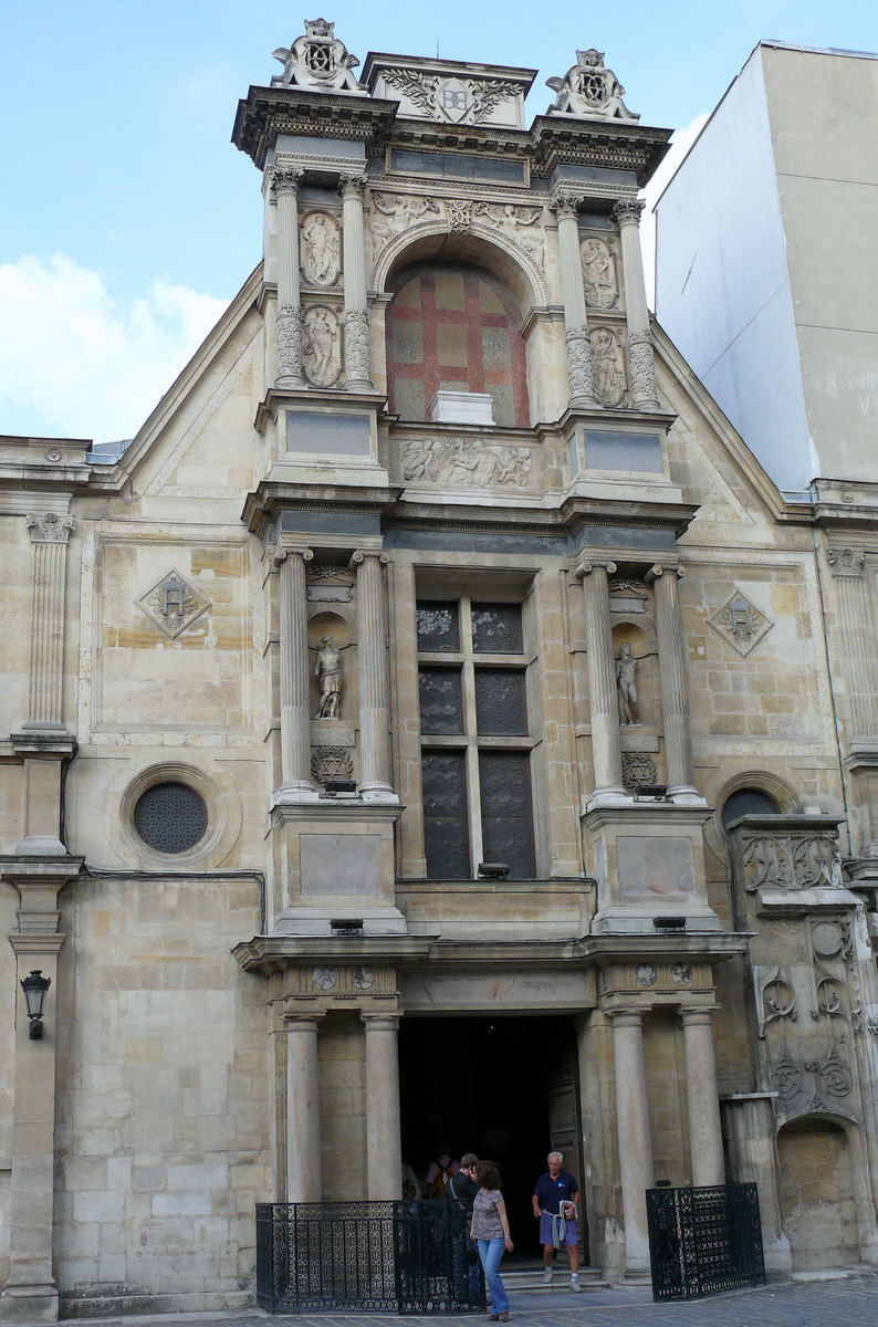 Fiche média no. 151057 Paris 6 ème arrondissement - Ecole nationale supérieure des Beaux-Arts - Chapelle des Petits-Augustins - Sur la façade de la chapelle a été remontée en 1810 le portail de 22 mètres de haut qui se trouvait à l'entrée principale du château d'Anet, construit à partir de 1548 par Philibert Delorme. Il se compose de trois ordres superposés, toscan, ionique et corinthien