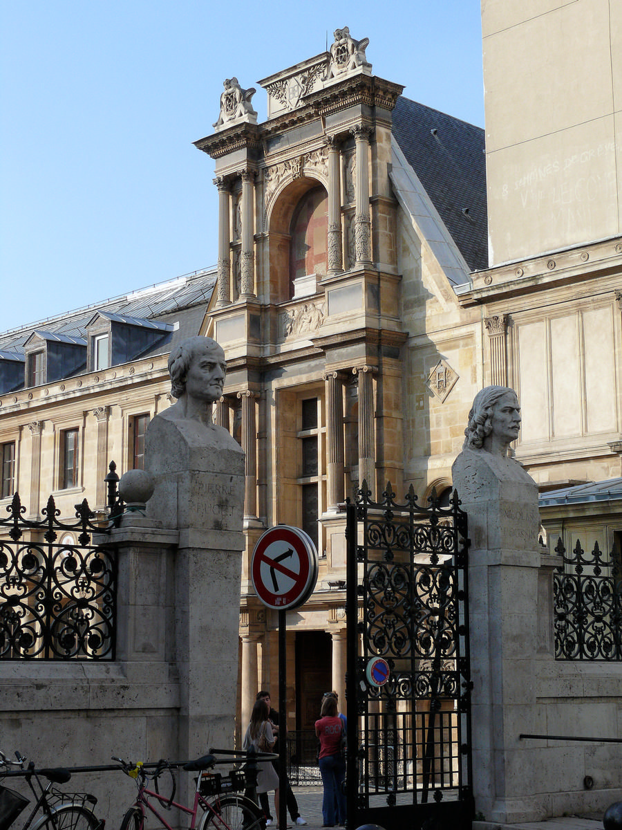 Fiche média no. 151041 Paris 6 ème arrondissement - Ecole Nationale Supérieure des Beaux-Arts (Paris) - Pierre Puget et Nicolas Poussin à l'entrée de l'école, rue Bonaparte