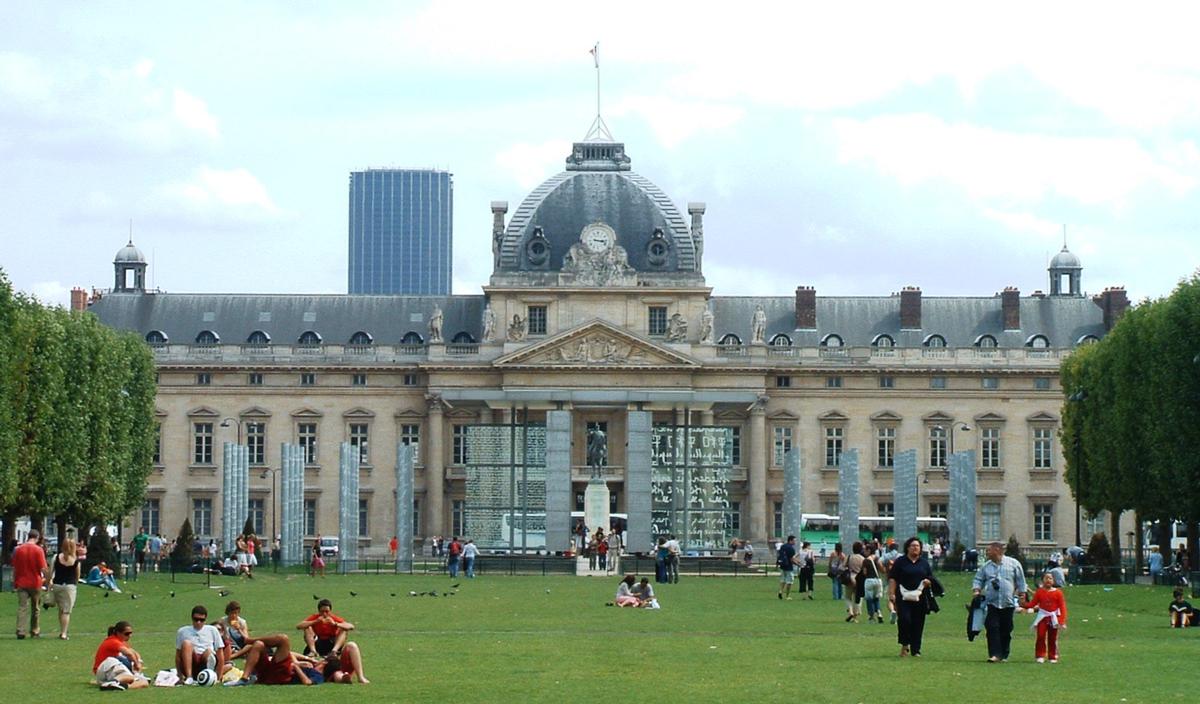 Ecole Militaire - Vue du Champs-de-Mars (face à la Tour Eiffel) 