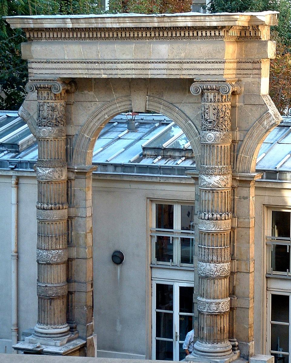 Paris - Palais des Tuileries - Vestiges se trouvant dans la seconde cour de l'hôtel de Fleury (Ecole des Ponts et Chaussées) 