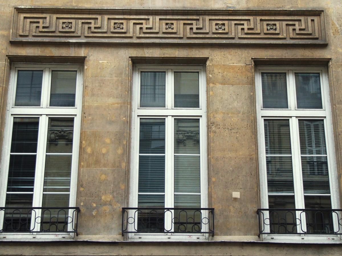 Fiche média no. 80527 Paris 9 ème arrondissement - Maison Trouard construite en 1759 par l'architecte Louis-François Trouard pour son père. Sa particularité la plus remarquable est constituée par ses deux frises grecques en façade