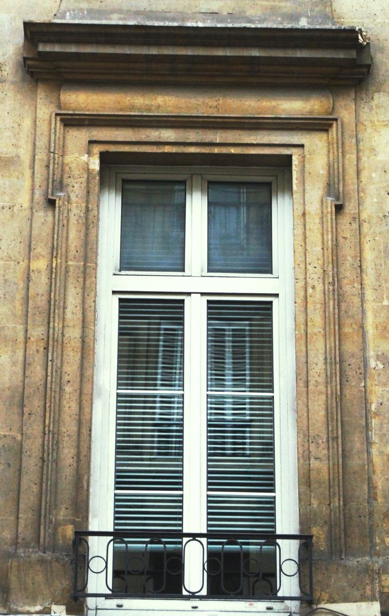 Fiche média no. 80528 Paris 9 ème arrondissement - Maison Trouard construite en 1759 par l'architecte Louis-François Trouard pour son père. Sa particularité la plus remarquable est constituée par ses deux frises grecques en façade
