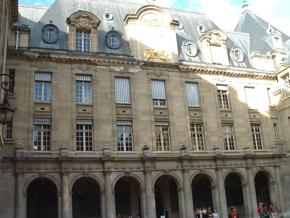 La Sorbonne Galerie Nord de la Sorbonne nouvelle reconstruite à la fin du 19ème siècle et au début du 20ème siècle (architecte: Nénot)