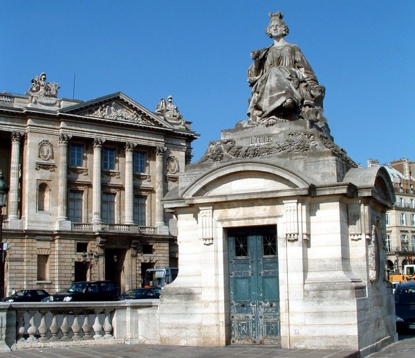 Place de la Concorde, Paris Pavillon de Gabriel surmonté de la statue représentant la ville de Lille