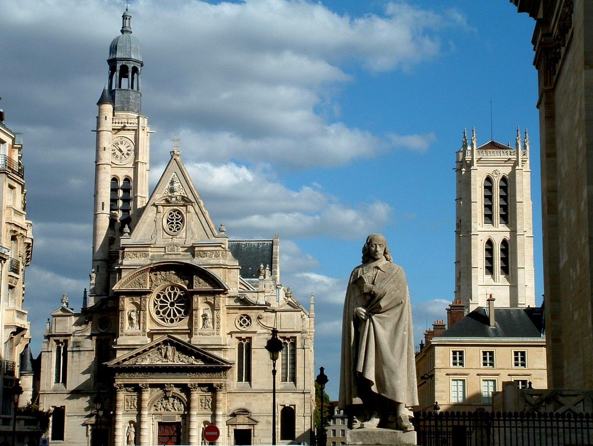 Fiche média no. 29215 Paris - Eglise Saint-Etienne-du-Mont, statue de Pierre Corneille et la tour de Clovis de l'ancienne abbaye Sainte-Geneviève (aujourd'hui lycée Henri IV)