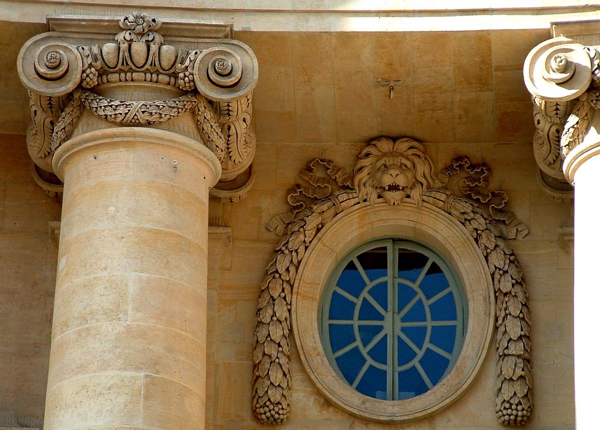 Paris - Faculté de Droit, 5 place du Panthéon - Façade principale construite par Soufflot - Détail de la décoration - Chapiteaux 