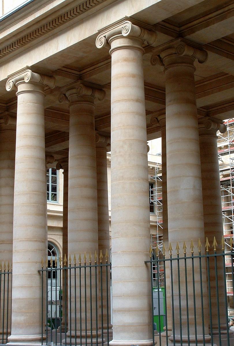 Paris - Université René Descartes (ancienne académie de chirurgie, faculté de médecine) Colonnade de la façade sur le rue de l'Ecole-de-Médecine - Détail